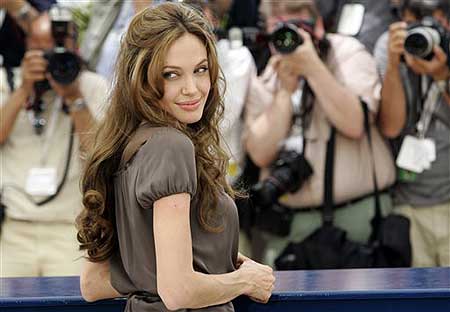 Angelina Jolie si è fatta asportare entrambi i seni: “Rischiavo il cancro”