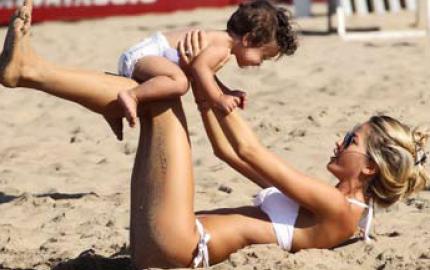 Striptease di Elena Santarelli alla conferenza stampa di Infiore