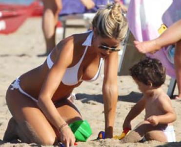 Striptease di Elena Santarelli alla conferenza stampa di Infiore