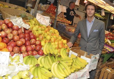 Emanuele Filiberto si traveste da donna: diventa Dalila per una notte