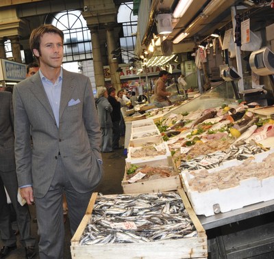 Emanuele Filiberto si traveste da donna: diventa Dalila per una notte