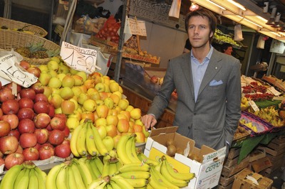 Emanuele Filiberto si traveste da donna: diventa Dalila per una notte