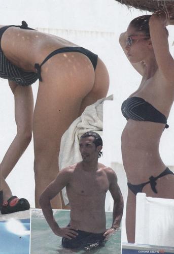 Striptease di Elena Santarelli alla conferenza stampa di Infiore