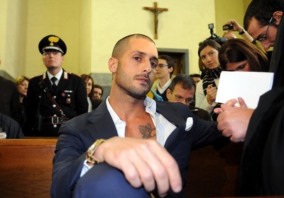 Corona fuori dal carcere dopo 106 giorni: bacio appassionato con la sua assistente