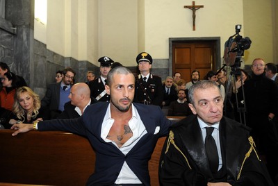 Corona fuori dal carcere dopo 106 giorni: bacio appassionato con la sua assistente
