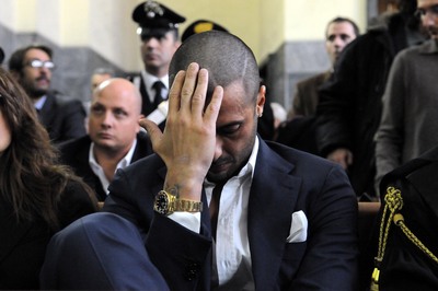 Corona fuori dal carcere dopo 106 giorni: bacio appassionato con la sua assistente