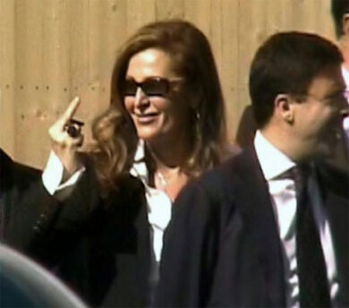 “Outing” di Daniela Santanché a Servizio Pubblico: “Sono lesbica, mantengo due ragazze”