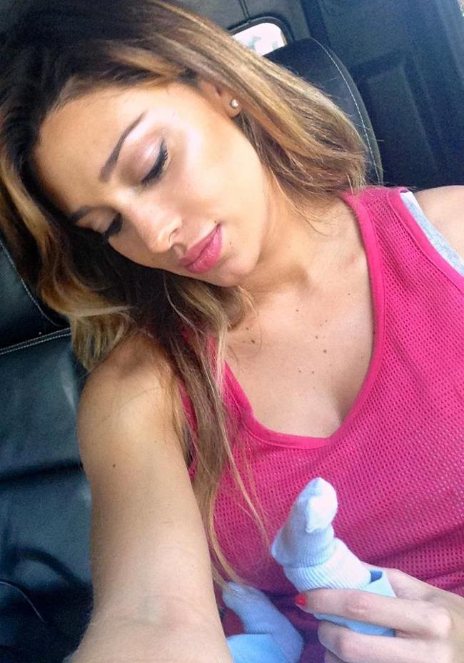 Belen in forma più che mai: passata a pieni voti la prova bikini