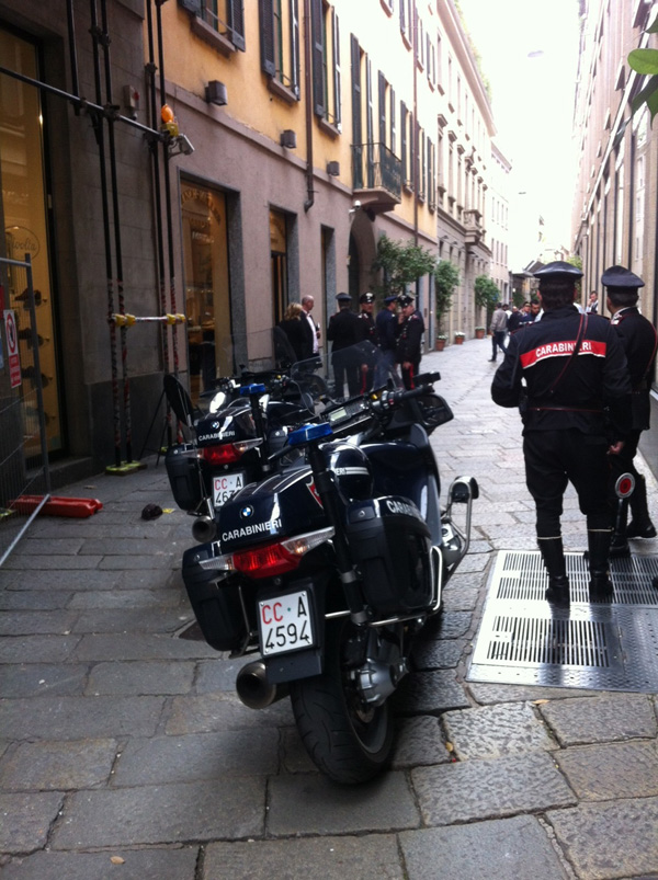 Gioielleria assaltata con molotov. Milano sempre più un Far West Gioielleria assaltata con molotov. Milano sempre più un Far West
