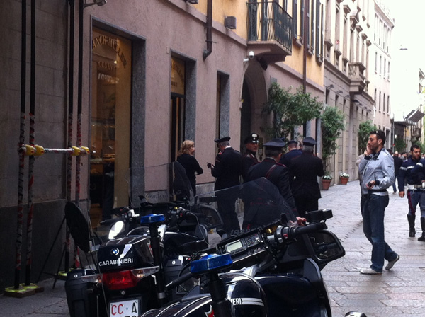 Gioielleria assaltata con molotov. Milano sempre più un Far West Gioielleria assaltata con molotov. Milano sempre più un Far West