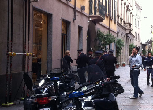 Gioielleria assaltata con molotov. Milano sempre più un Far West Gioielleria assaltata con molotov. Milano sempre più un Far West
