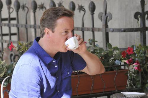 Londra, la stampa crocifigge Cameron. “Allarme terrorismo e lui va in vacanza” Londra, la stampa crocifigge Cameron. “Allarme terrorismo e lui va in vacanza”