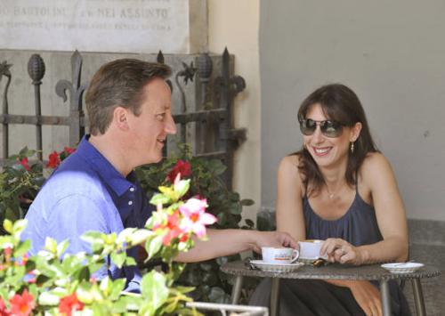 Londra, la stampa crocifigge Cameron. “Allarme terrorismo e lui va in vacanza” Londra, la stampa crocifigge Cameron. “Allarme terrorismo e lui va in vacanza”