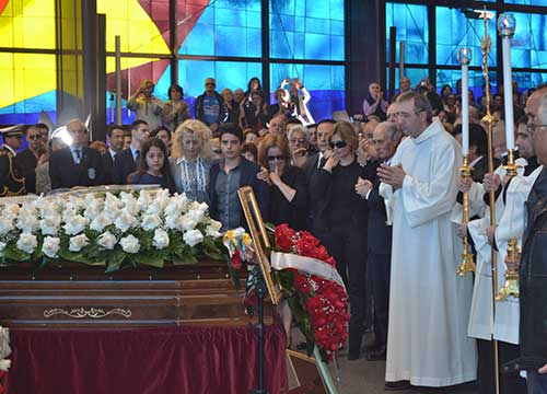 ll Divino Amore saluta Little Tony. Folla, Ferrari, vip e note di “cuore matto” ll Divino Amore saluta Little Tony. Folla, Ferrari, vip e note di “cuore matto”