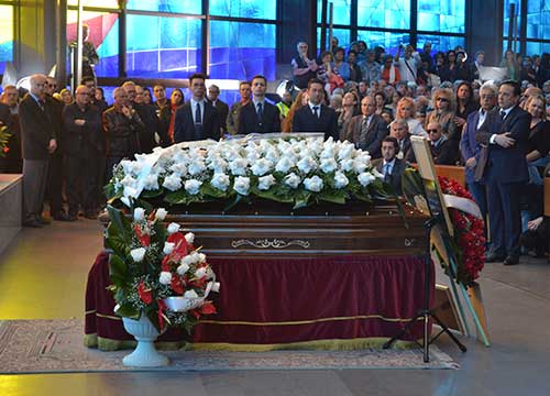 ll Divino Amore saluta Little Tony. Folla, Ferrari, vip e note di “cuore matto” ll Divino Amore saluta Little Tony. Folla, Ferrari, vip e note di “cuore matto”