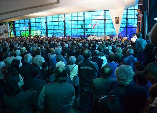 ll Divino Amore saluta Little Tony. Folla, Ferrari, vip e note di “cuore matto” ll Divino Amore saluta Little Tony. Folla, Ferrari, vip e note di “cuore matto”