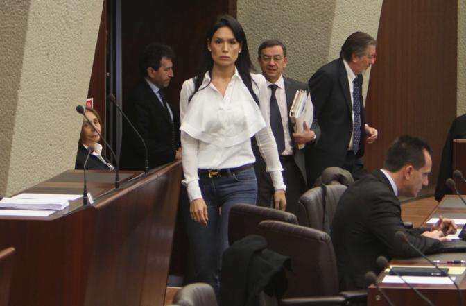 Minetti, palpatine hot in pubblico. Ma con Guè è già finita