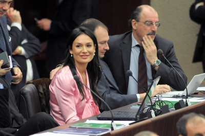 Minetti, palpatine hot in pubblico. Ma con Guè è già finita