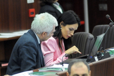 Minetti, palpatine hot in pubblico. Ma con Guè è già finita