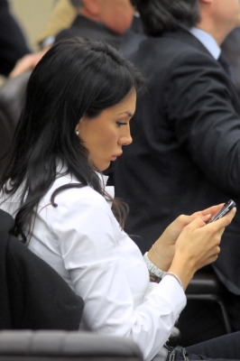 Minetti, palpatine hot in pubblico. Ma con Guè è già finita