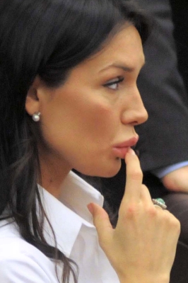 Minetti, palpatine hot in pubblico. Ma con Guè è già finita