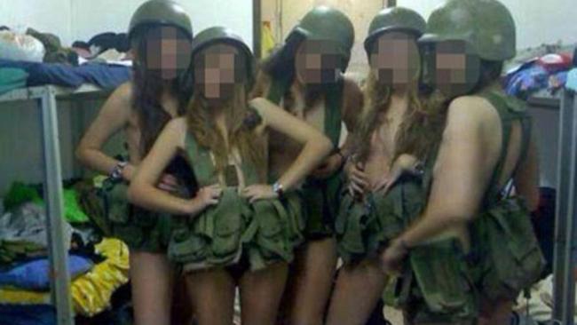 Sul web in tanga e fucile. Le soldatesse che hanno fatto infuriare Israele Sul web in tanga e fucile. Le soldatesse che hanno fatto infuriare Israele