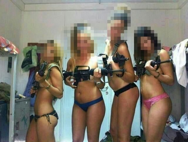 Sul web in tanga e fucile. Le soldatesse che hanno fatto infuriare Israele Sul web in tanga e fucile. Le soldatesse che hanno fatto infuriare Israele