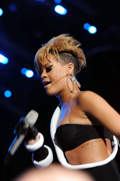 Rihanna senza freni sul palco: mima atto sessuale con un fan Rihanna senza freni sul palco: mima atto sessuale con un fan