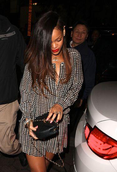 Rihanna senza freni sul palco: mima atto sessuale con un fan Rihanna senza freni sul palco: mima atto sessuale con un fan