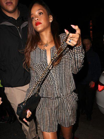 Rihanna senza freni sul palco: mima atto sessuale con un fan Rihanna senza freni sul palco: mima atto sessuale con un fan