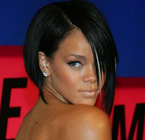 Rihanna senza freni sul palco: mima atto sessuale con un fan Rihanna senza freni sul palco: mima atto sessuale con un fan