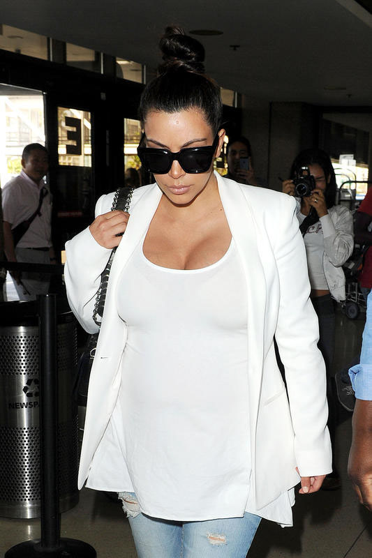 Kim Kardashian diventa una statua: “Incinta è l’ultimo simbolo della fertilità” Kim Kardashian diventa una statua: “Incinta è l’ultimo simbolo della fertilità”