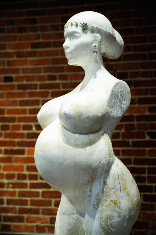 Kim Kardashian diventa una statua: “Incinta è l’ultimo simbolo della fertilità” Kim Kardashian diventa una statua: “Incinta è l’ultimo simbolo della fertilità”
