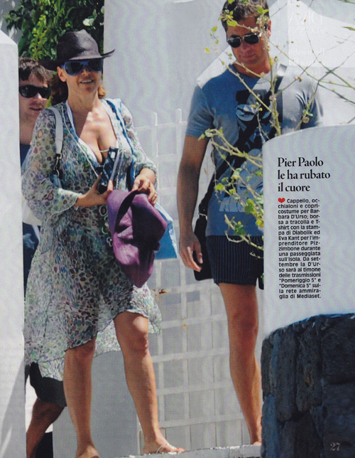 Barbara D’Urso si spoglia: scollatura sexy sui social Barbara D’Urso si spoglia: scollatura sexy sui social