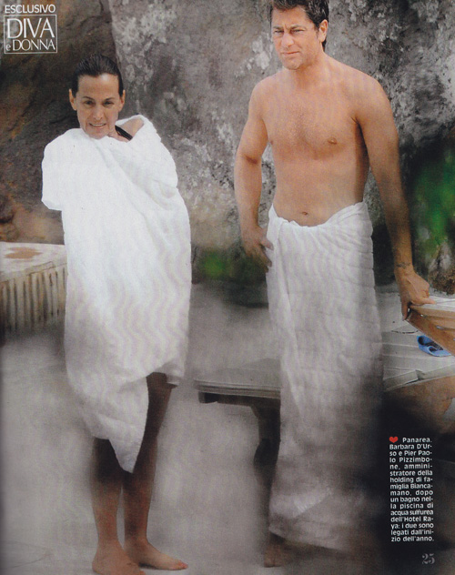 Barbara D’Urso si spoglia: scollatura sexy sui social Barbara D’Urso si spoglia: scollatura sexy sui social