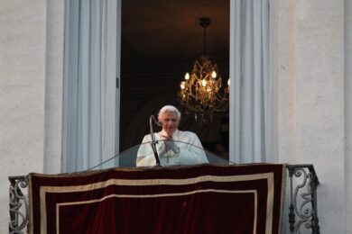E il Papa annuncia l’uscita dell’enciclica a quattro mani con Benedetto: “Testo forte”. Le convivenze prematrimoniali? “Una sfida”