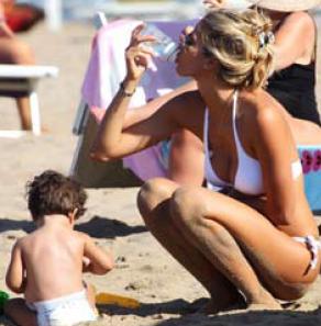 Elena Santarelli mette in mostra la sua cellulite