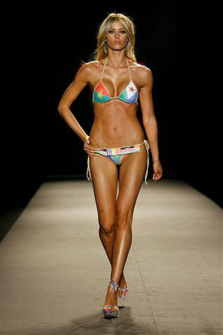 Elena Santarelli mette in mostra la sua cellulite