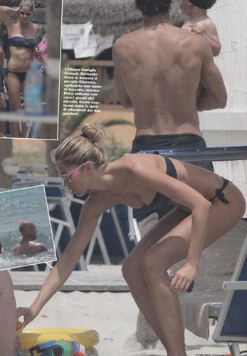Elena Santarelli mette in mostra la sua cellulite