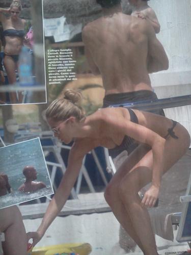 Elena Santarelli mette in mostra la sua cellulite