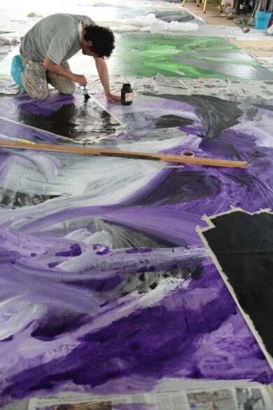 Salvatore Garau dipinge le copie di La Lettura del Corriere