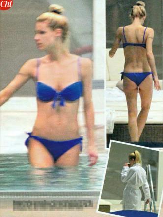 Michelle mostra il pancino: bikini e curve in vista per la Hunziker Michelle mostra il pancino: bikini e curve in vista per la Hunziker