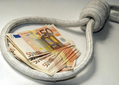 Gli presta 10 mila €, ne richiede 24 mila. Imprenditore al collasso, arrestato l’usuraio