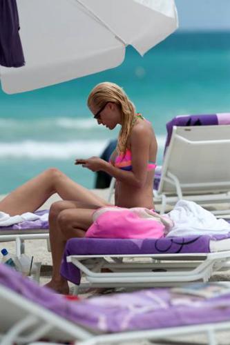 Michelle mostra il pancino: bikini e curve in vista per la Hunziker Michelle mostra il pancino: bikini e curve in vista per la Hunziker