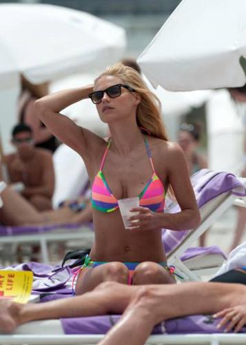 Michelle mostra il pancino: bikini e curve in vista per la Hunziker Michelle mostra il pancino: bikini e curve in vista per la Hunziker
