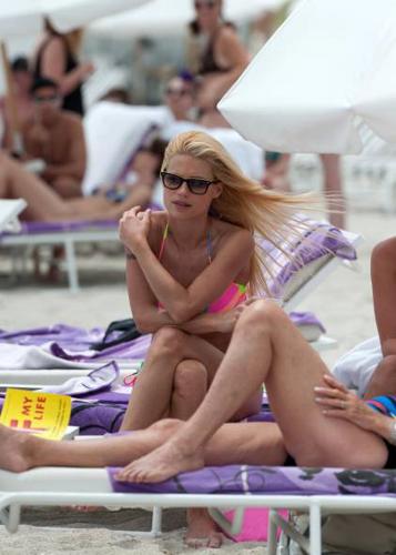 Michelle mostra il pancino: bikini e curve in vista per la Hunziker Michelle mostra il pancino: bikini e curve in vista per la Hunziker
