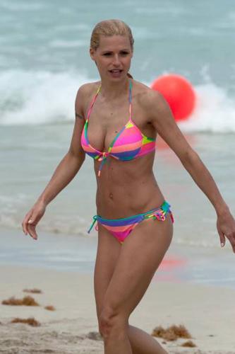 Michelle mostra il pancino: bikini e curve in vista per la Hunziker Michelle mostra il pancino: bikini e curve in vista per la Hunziker