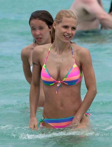 Michelle mostra il pancino: bikini e curve in vista per la Hunziker Michelle mostra il pancino: bikini e curve in vista per la Hunziker