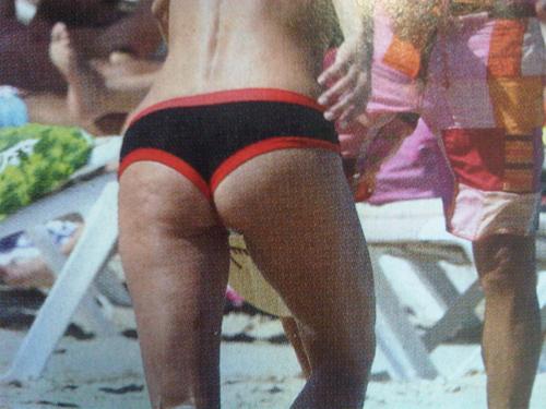 Michelle mostra il pancino: bikini e curve in vista per la Hunziker Michelle mostra il pancino: bikini e curve in vista per la Hunziker