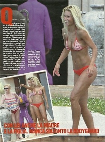 Michelle mostra il pancino: bikini e curve in vista per la Hunziker Michelle mostra il pancino: bikini e curve in vista per la Hunziker